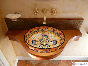 Pomysły na łazienkę - umywalki meksykańskie nablatowe - Mała na poddaszu bez okna łazienka, styl tradycyjny - zdjęcie od Cerames