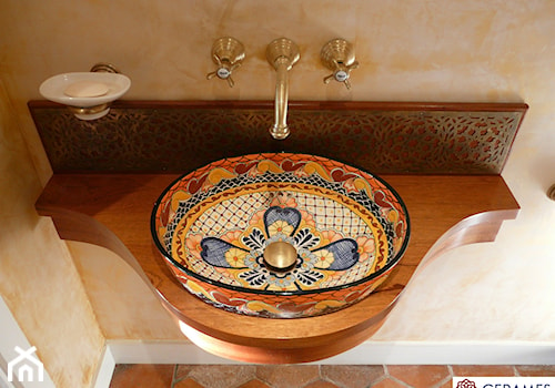 Pomysły na łazienkę - umywalki meksykańskie nablatowe - Mała na poddaszu bez okna łazienka, styl tradycyjny - zdjęcie od Cerames