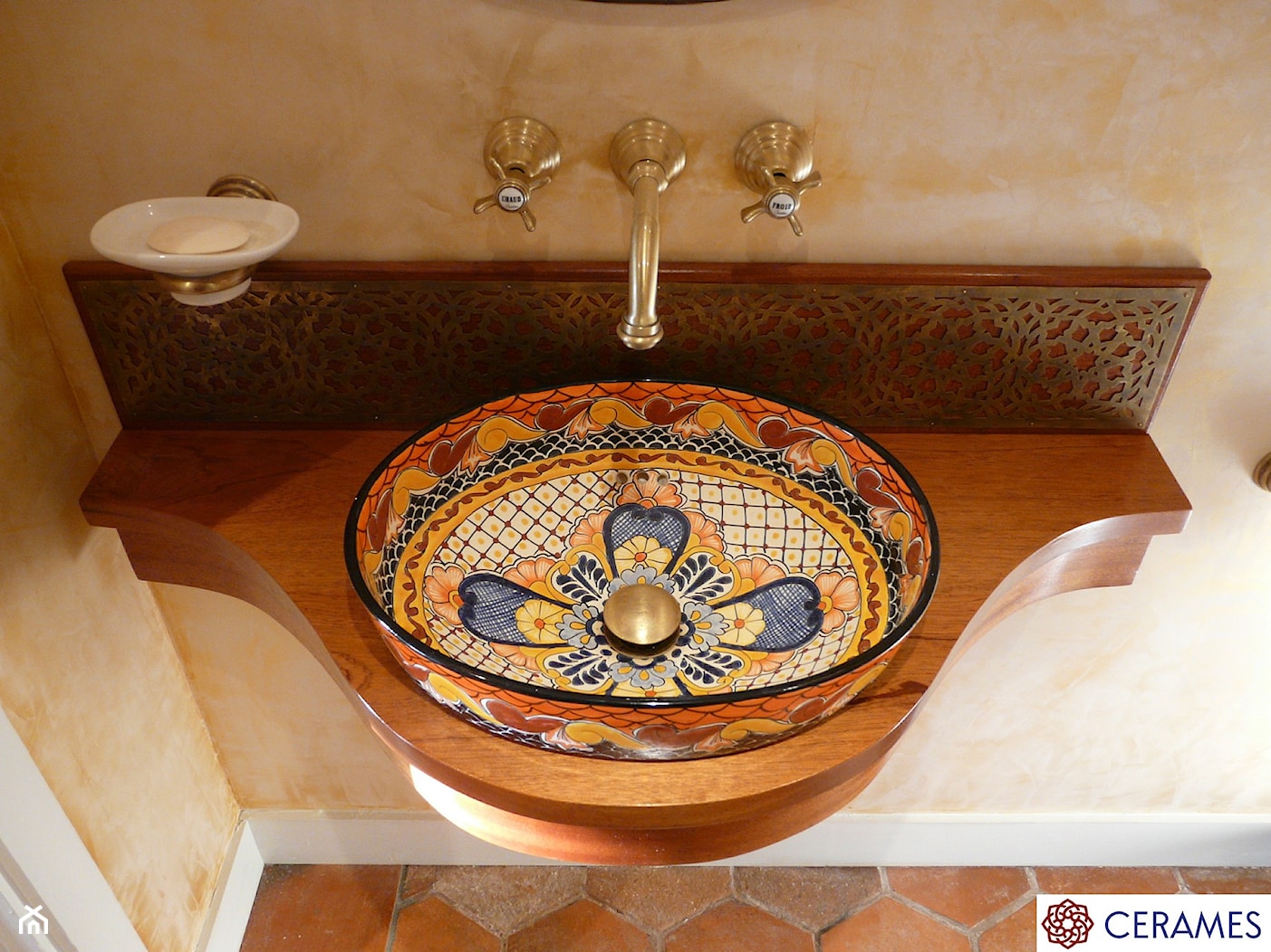 Pomysły na łazienkę - umywalki meksykańskie nablatowe - Mała na poddaszu bez okna łazienka, styl tradycyjny - zdjęcie od Cerames - Homebook