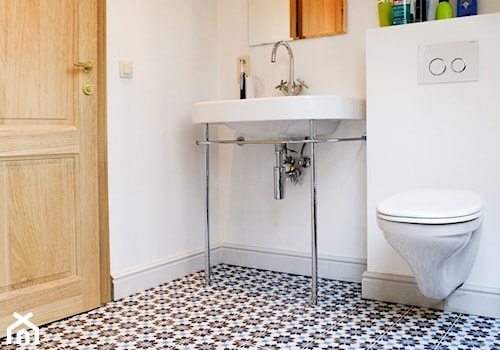 Płytki cementowe w łazience na podłodze - Średnia na poddaszu łazienka, styl tradycyjny - zdjęcie od Cerames