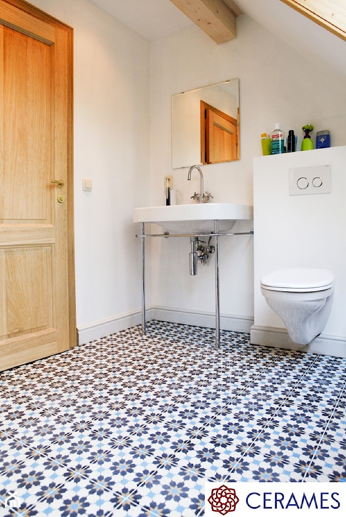 Płytki cementowe w łazience na podłodze - Średnia na poddaszu łazienka, styl tradycyjny - zdjęcie od Cerames - Homebook