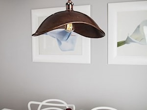 Lampa miedziana w salonie - zdjęcie od Cerames