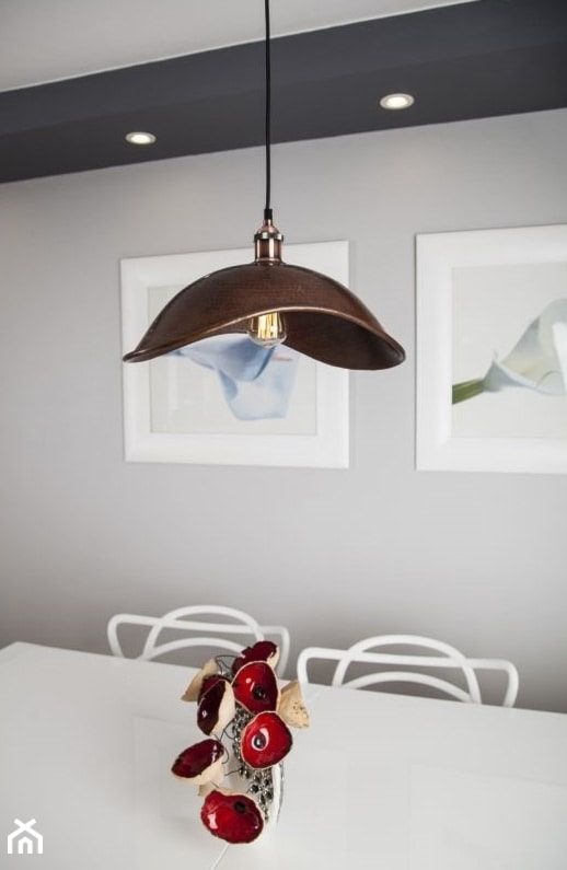 Lampa miedziana w salonie - zdjęcie od Cerames