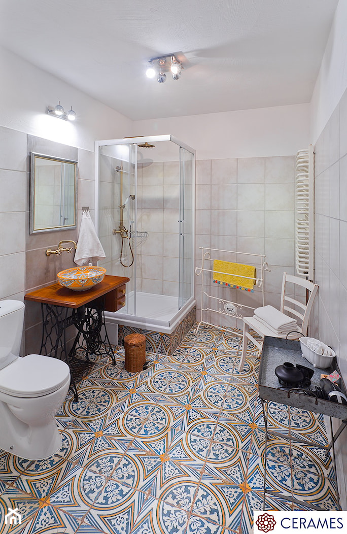 Umywalki meksykańskie - aranżacje naszych klientów - Średnia bez okna z punktowym oświetleniem łazie ... - zdjęcie od Cerames - Homebook