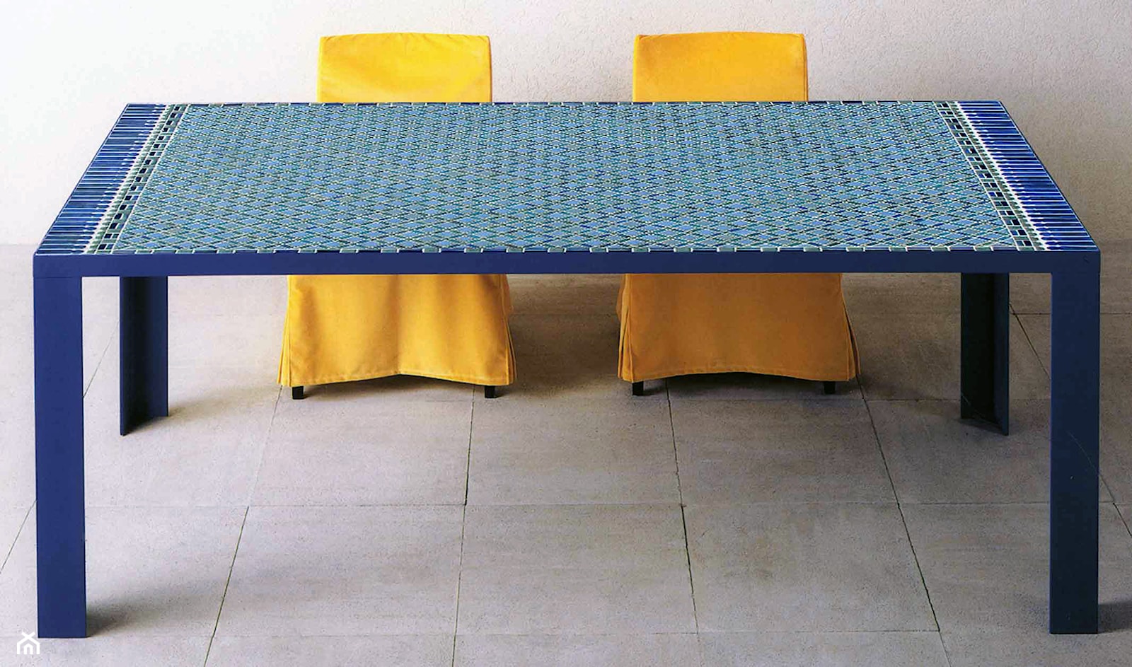 Stół z płytkami mozaikowymi - zdjęcie od Cerames - Homebook