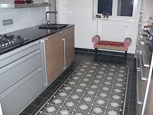 Płytki na podłodze w małej kuchni - zdjęcie od Cerames