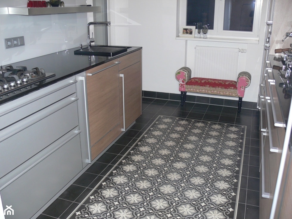 Płytki na podłodze w małej kuchni - zdjęcie od Cerames - Homebook