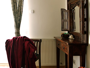 Sypialnia kolonialna - Mała biała sypialnia na poddaszu, styl tradycyjny - zdjęcie od Non Standard Forms