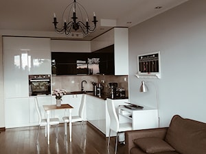 Duża otwarta z salonem biała z zabudowaną lodówką z nablatowym zlewozmywakiem kuchnia w kształcie litery l - zdjęcie od simplife.pl