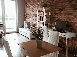 Średni biały salon z jadalnią z tarasem / balkonem - zdjęcie od simplife.pl