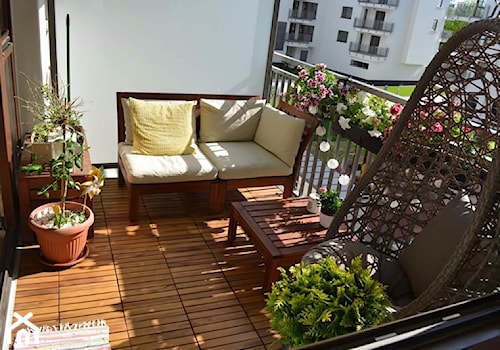 #pieknybalkon - Mały z meblami ogrodowymi z donicami na kwiaty z fotelem wiszącym taras z tyłu domu - zdjęcie od Malgorzata Kadluczka