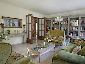 Dom klasyczny - Średni szary salon z bibiloteczką, styl tradycyjny - zdjęcie od SZTUKA ARANŻACJI WNETRZ