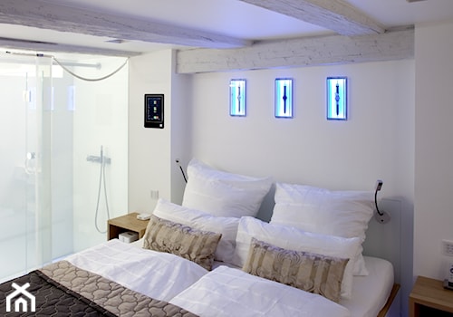 Gira Esprit – naturalne materiały, szkło, chrom, aluminium, stal, linoleum - Średnia biała sypialnia z łazienką, styl skandynawski - zdjęcie od GIRA - TEMA