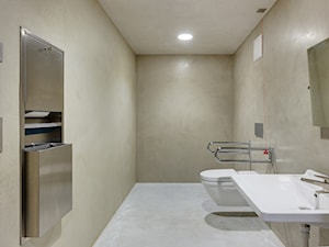 Gira E22 – możliwość montażu na płasko, stal, aluminium, poliwęglan - Średnia łazienka - zdjęcie od GIRA - TEMA