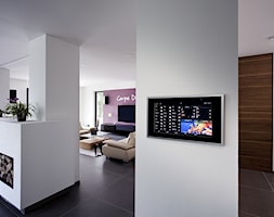 Gira panele dotykowe – KNX kompleksowe zarządzanie instalacją, także zdalne - Salon, styl nowoczesn ... - zdjęcie od GIRA - TEMA - Homebook