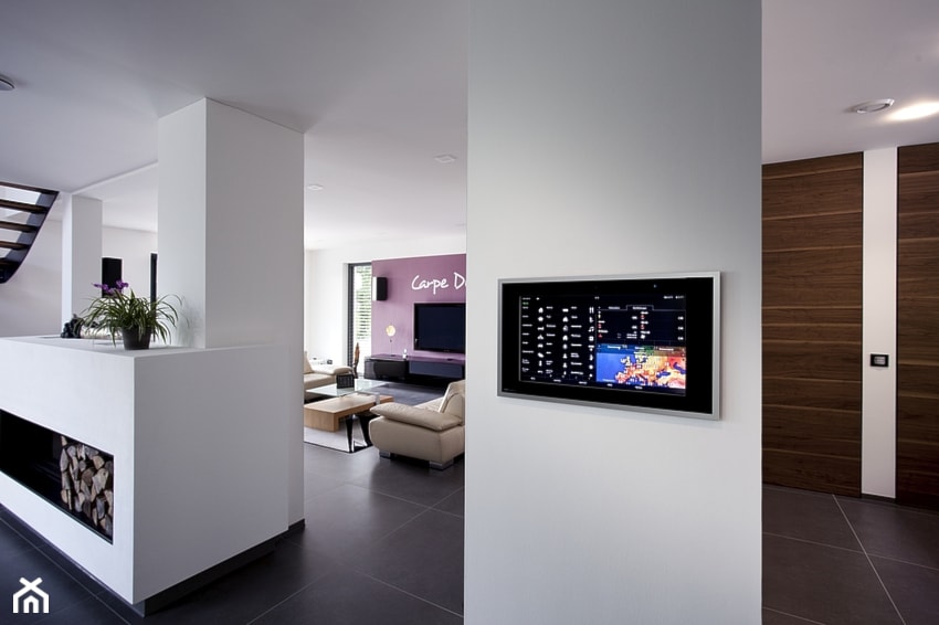 Gira panele dotykowe – KNX kompleksowe zarządzanie instalacją, także zdalne - Salon, styl nowoczesny - zdjęcie od GIRA - TEMA