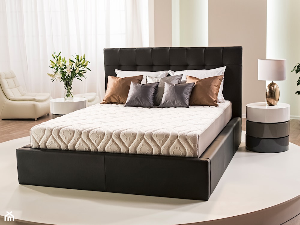 sypialnia w stylu glamour, metaliczne poduszki