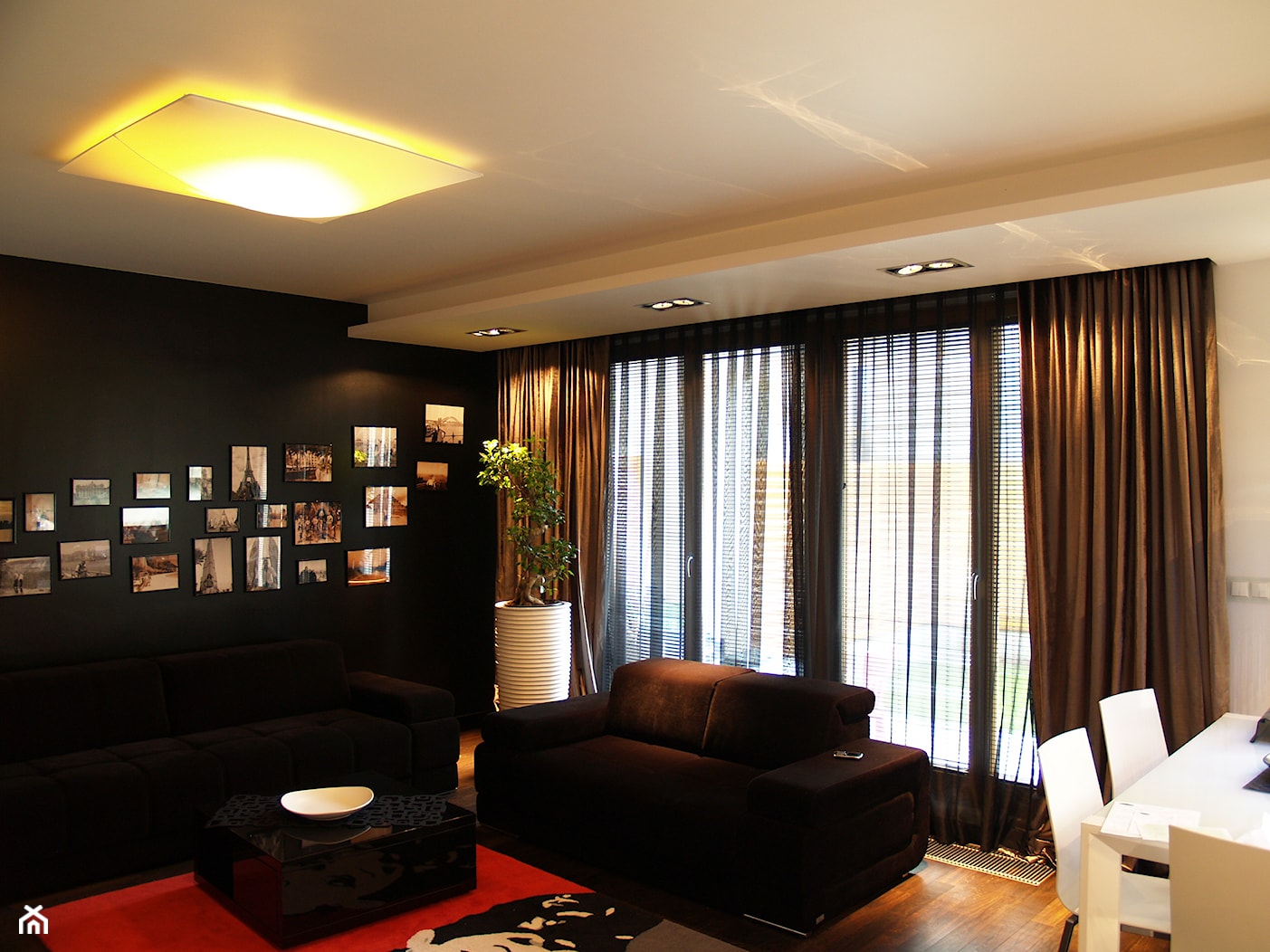 salon z czarna sciana - zdjęcie od projektowanie wnetrz warszawa - Homebook