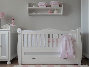 Mały szary pokój dziecka dla niemowlaka dla dziewczynki, styl tradycyjny - zdjęcie od Meble Nizio