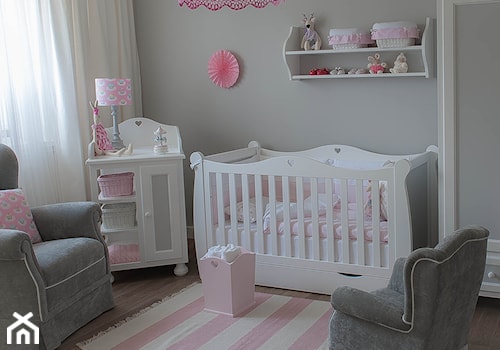 Mały szary pokój dziecka dla niemowlaka dla dziewczynki - zdjęcie od Meble Nizio