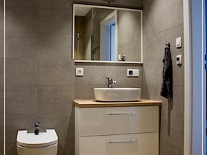 Łazienka - Mała bez okna z lustrem z punktowym oświetleniem łazienka, styl nowoczesny - zdjęcie od Paleta Form