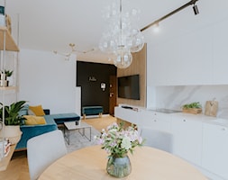 Mieszkanie 62m2 - Wyszków - Średnia otwarta biała z zabudowaną lodówką z podblatowym zlewozmywakiem ... - zdjęcie od Mieszkanie to wyzwanie - Homebook
