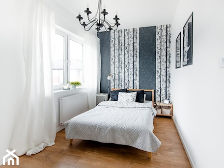 Aranżacje wnętrz - Sypialnia: Moje mieszkanie - Średnia biała niebieska sypialnia, styl skandynawski - Mieszkanie to wyzwanie. Przeglądaj, dodawaj i zapisuj najlepsze zdjęcia, pomysły i inspiracje designerskie. W bazie mamy już prawie milion fotografii!