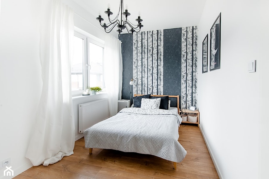 Moje mieszkanie - Średnia biała niebieska sypialnia, styl skandynawski - zdjęcie od Mieszkanie to wyzwanie