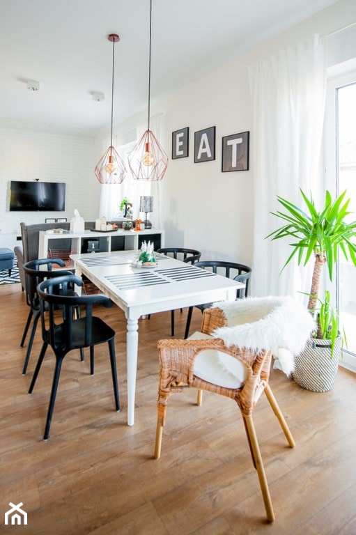 Moje mieszkanie - Średnia biała jadalnia w salonie w kuchni, styl skandynawski - zdjęcie od Mieszkanie to wyzwanie