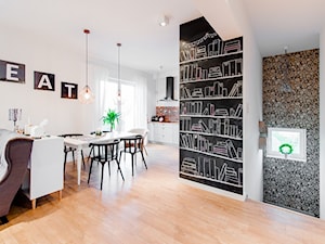 Moje mieszkanie - Średnia biała jadalnia w salonie w kuchni, styl skandynawski - zdjęcie od Mieszkanie to wyzwanie