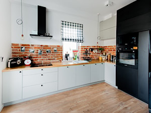 Moje mieszkanie - Średnia otwarta biała z zabudowaną lodówką z nablatowym zlewozmywakiem kuchnia w kształcie litery l z oknem, styl skandynawski - zdjęcie od Mieszkanie to wyzwanie