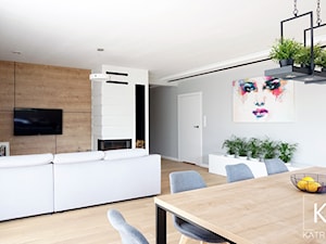 Salon połączony z jadalnią i otwartą kuchnią - zdjęcie od Katrilo Projektowanie wnętrz