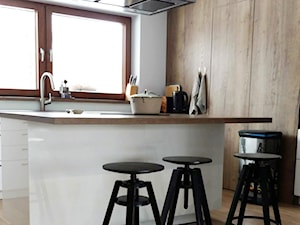 Realizacja dom jednorodzinny - Średnia otwarta biała z zabudowaną lodówką kuchnia jednorzędowa z wyspą lub półwyspem - zdjęcie od Katrilo Projektowanie wnętrz