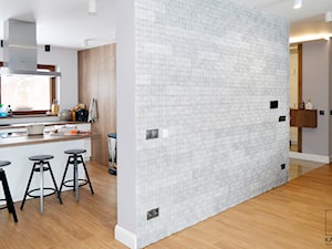Realizacja dom jednorodzinny - Średnia otwarta z kamiennym blatem biała z zabudowaną lodówką z lodówką wolnostojącą z podblatowym zlewozmywakiem kuchnia w kształcie litery g z oknem - zdjęcie od Katrilo Projektowanie wnętrz