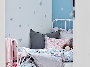 Wywiad - Mały biały niebieski pokój dziecka dla dziecka dla dziewczynki, styl minimalistyczny - zdjęcie od czarnaewcia.pl