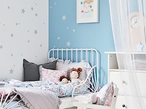 Wywiad - Średni biały niebieski pokój dziecka dla dziecka dla dziewczynki, styl minimalistyczny - zdjęcie od czarnaewcia.pl