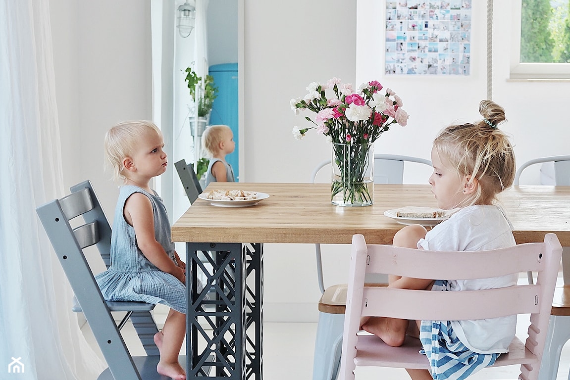 dzieci przy stole, niebieskie krzesło ze zmienną wysokością siedziska