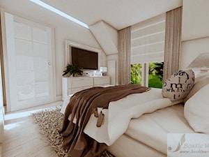 ARANŻACJA DOMU W GŁOGOWIE 1 - Średnia beżowa sypialnia na poddaszu z balkonem / tarasem, styl prowansalski - zdjęcie od Boskie Wnetrza i Ty