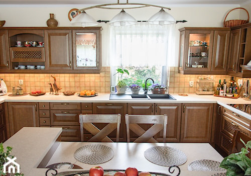 Kuchnia drewniana stykizowana - Średnia z salonem biała z zabudowaną lodówką z nablatowym zlewozmywakiem kuchnia w kształcie litery u z oknem, styl tradycyjny - zdjęcie od AGT MEBLE