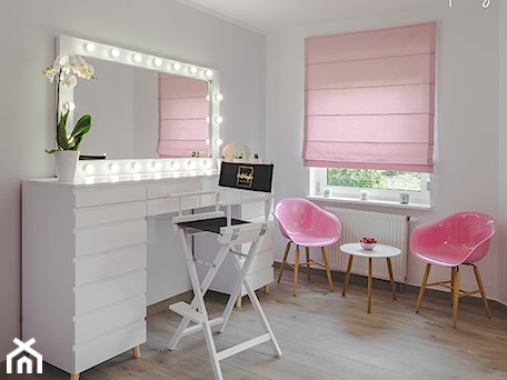 Aranżacje wnętrz - Wnętrza publiczne: CUDOBAJKA NAILS & MAKEUP ROOM - wnętrze ozdobiły różowe rolety rzymskie - PRESTIGE studio aranżacji okien. Przeglądaj, dodawaj i zapisuj najlepsze zdjęcia, pomysły i inspiracje designerskie. W bazie mamy już prawie milion fotografii!