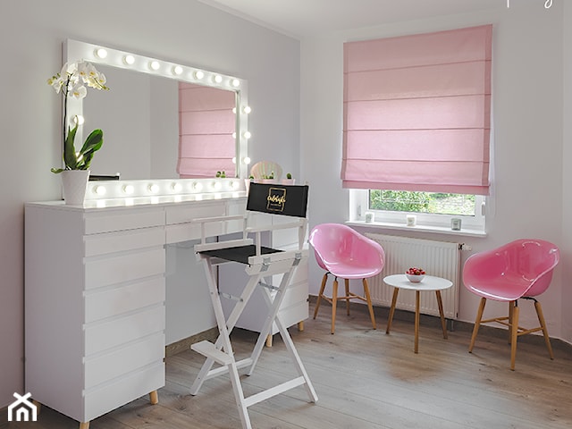 CUDOBAJKA NAILS & MAKEUP ROOM - wnętrze ozdobiły różowe rolety rzymskie