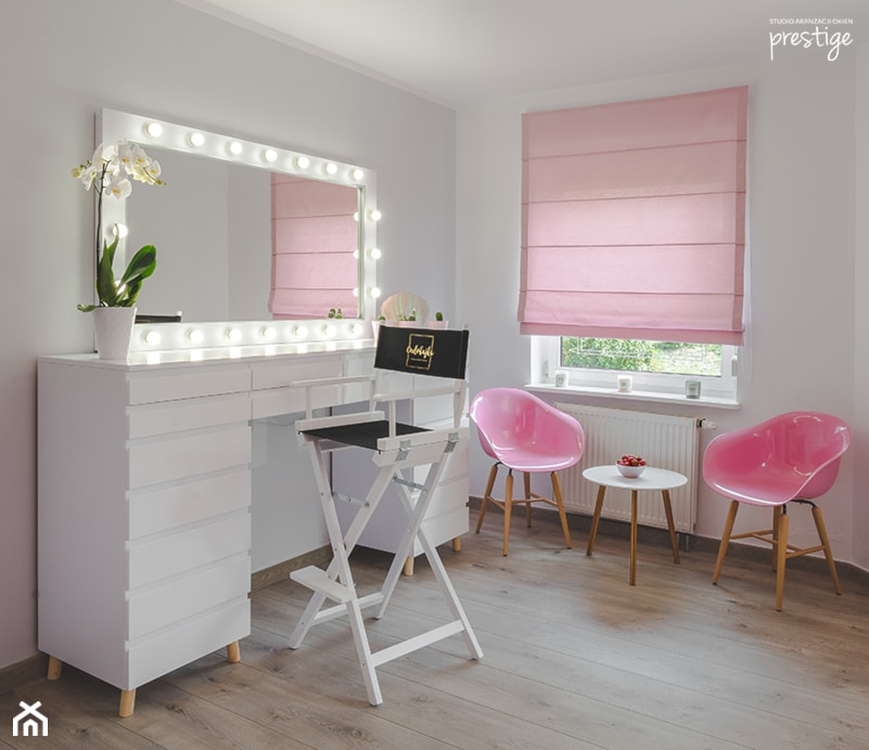 CUDOBAJKA NAILS & MAKEUP ROOM - wnętrze ozdobiły różowe rolety rzymskie - zdjęcie od PRESTIGE studio aranżacji okien