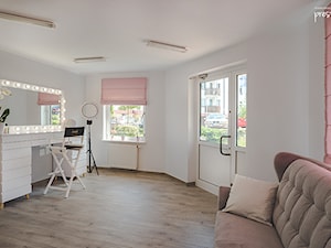 CUDOBAJKA NAILS & MAKEUP ROOM - wnętrze ozdobiły różowe rolety rzymskie - zdjęcie od PRESTIGE studio aranżacji okien