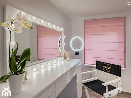 Aranżacje wnętrz - Wnętrza publiczne: CUDOBAJKA NAILS & MAKEUP ROOM - wnętrze ozdobiły różowe rolety rzymskie - PRESTIGE studio aranżacji okien. Przeglądaj, dodawaj i zapisuj najlepsze zdjęcia, pomysły i inspiracje designerskie. W bazie mamy już prawie milion fotografii!