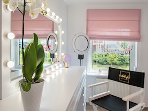 CUDOBAJKA NAILS & MAKEUP ROOM - wnętrze ozdobiły różowe rolety rzymskie - zdjęcie od PRESTIGE studio aranżacji okien