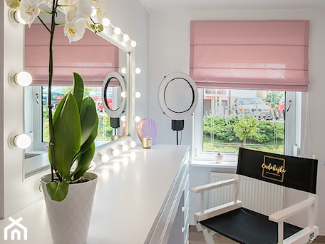 Aranżacje wnętrz - Wnętrza publiczne: CUDOBAJKA NAILS & MAKEUP ROOM - wnętrze ozdobiły różowe rolety rzymskie - PRESTIGE studio aranżacji okien. Przeglądaj, dodawaj i zapisuj najlepsze zdjęcia, pomysły i inspiracje designerskie. W bazie mamy już prawie milion fotografii!