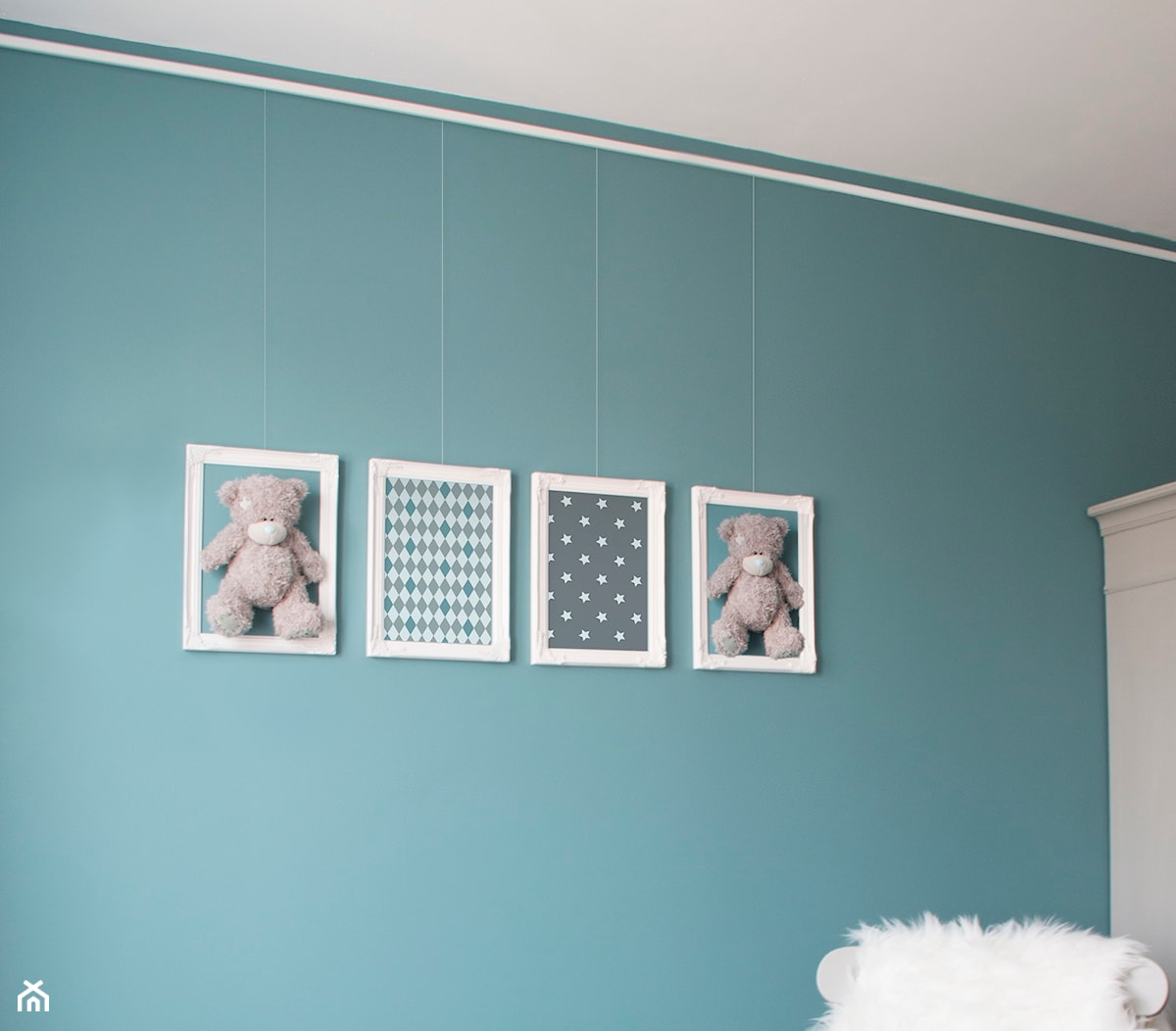 Wieszanie obrazów na ścianie - Pokój dziecka, styl minimalistyczny - zdjęcie od Systemy zawieszeń obrazów - Homebook
