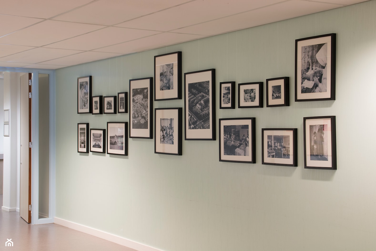Wieszanie obrazów na ścianie - Salon, styl tradycyjny - zdjęcie od Systemy zawieszeń obrazów - Homebook