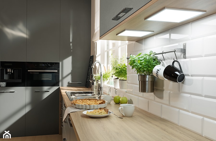 Kuchnia - Mała zamknięta biała z zabudowaną lodówką z nablatowym zlewozmywakiem kuchnia w kształcie litery l z oknem, styl skandynawski - zdjęcie od Häfele