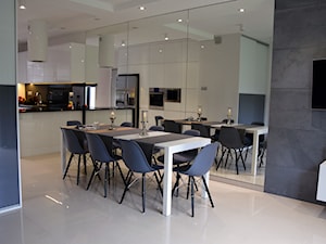 Metamorfoza kuchni i salonu - Średnia biała jadalnia w salonie, styl nowoczesny - zdjęcie od KANIA architektura&budownictwo